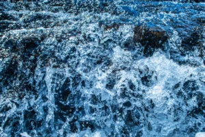 Image of rushing water in the sea