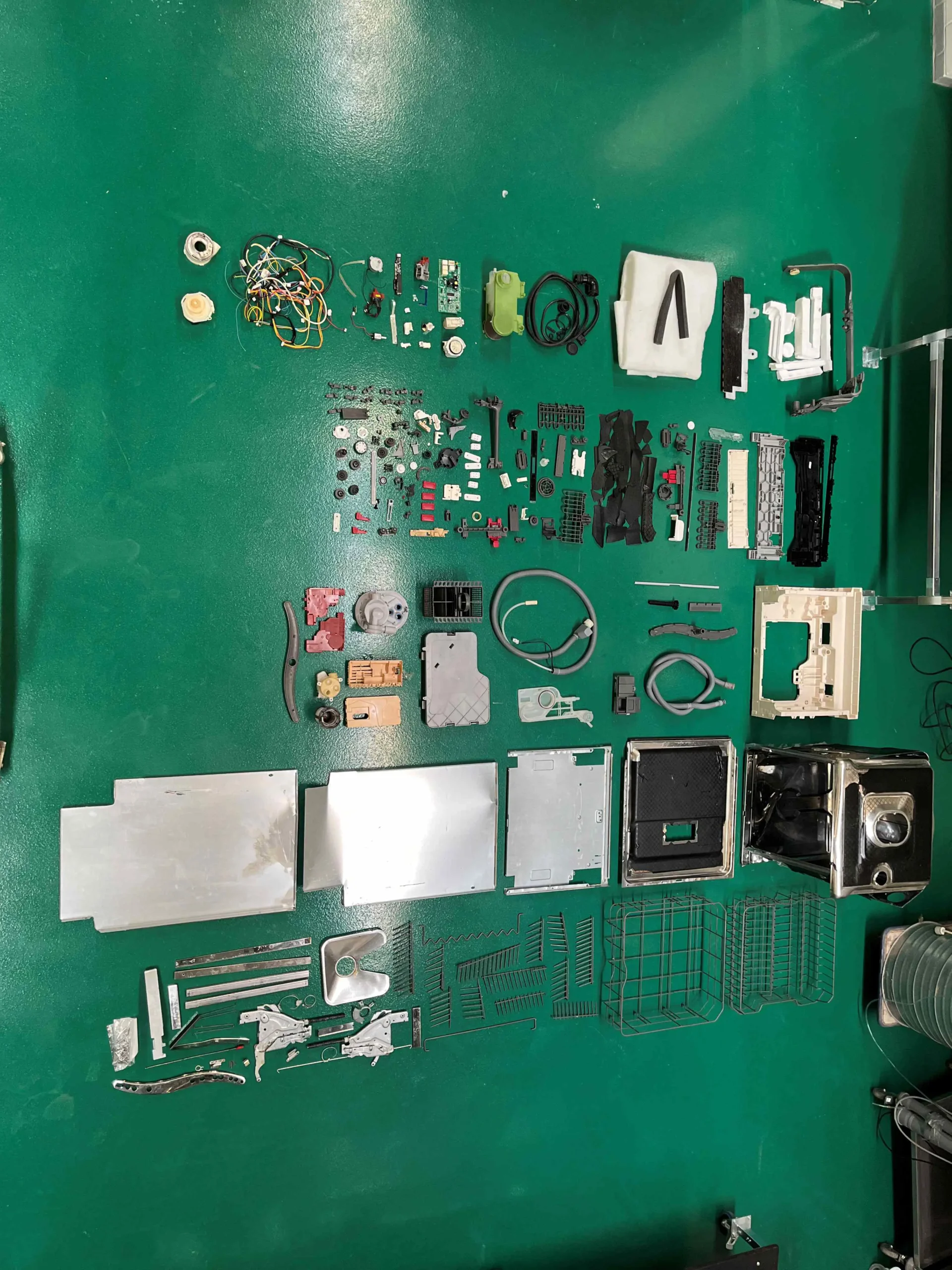 En samling køleskabe, vaskemaskiner, opvaskemaskiner og komfurer er adskilt. Enkeltdelene er vejet på Teknologisk Institut og skal nu have beregnet deres præcise klimaaftryk. Foto: Teknologisk Institut