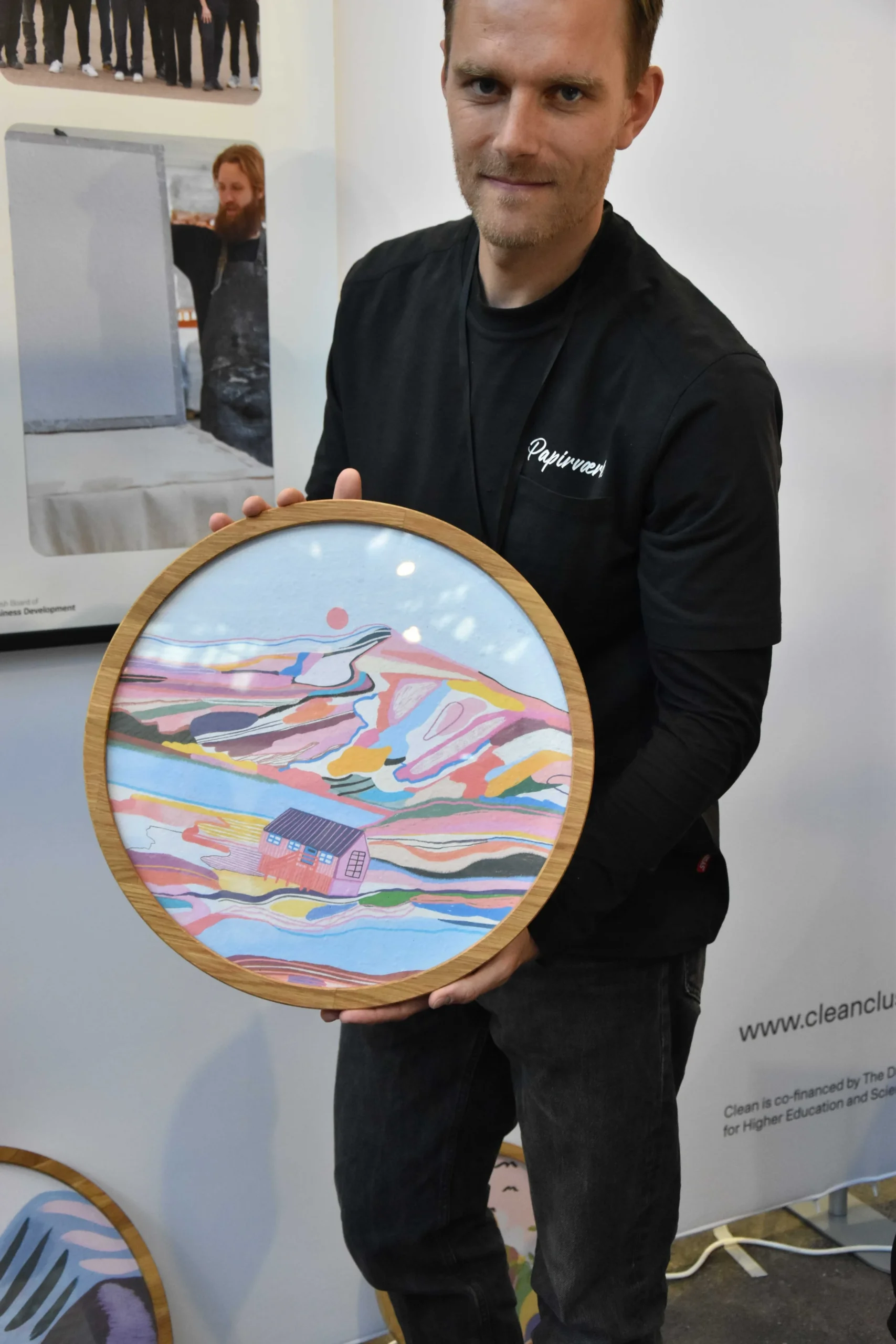 Jonas fra Papirværk viser deres produkt til LOOP Forum 2025