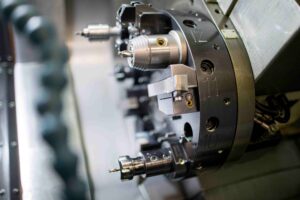 CNC revolverhoved med værktøjer i en produktionsvirksomhed