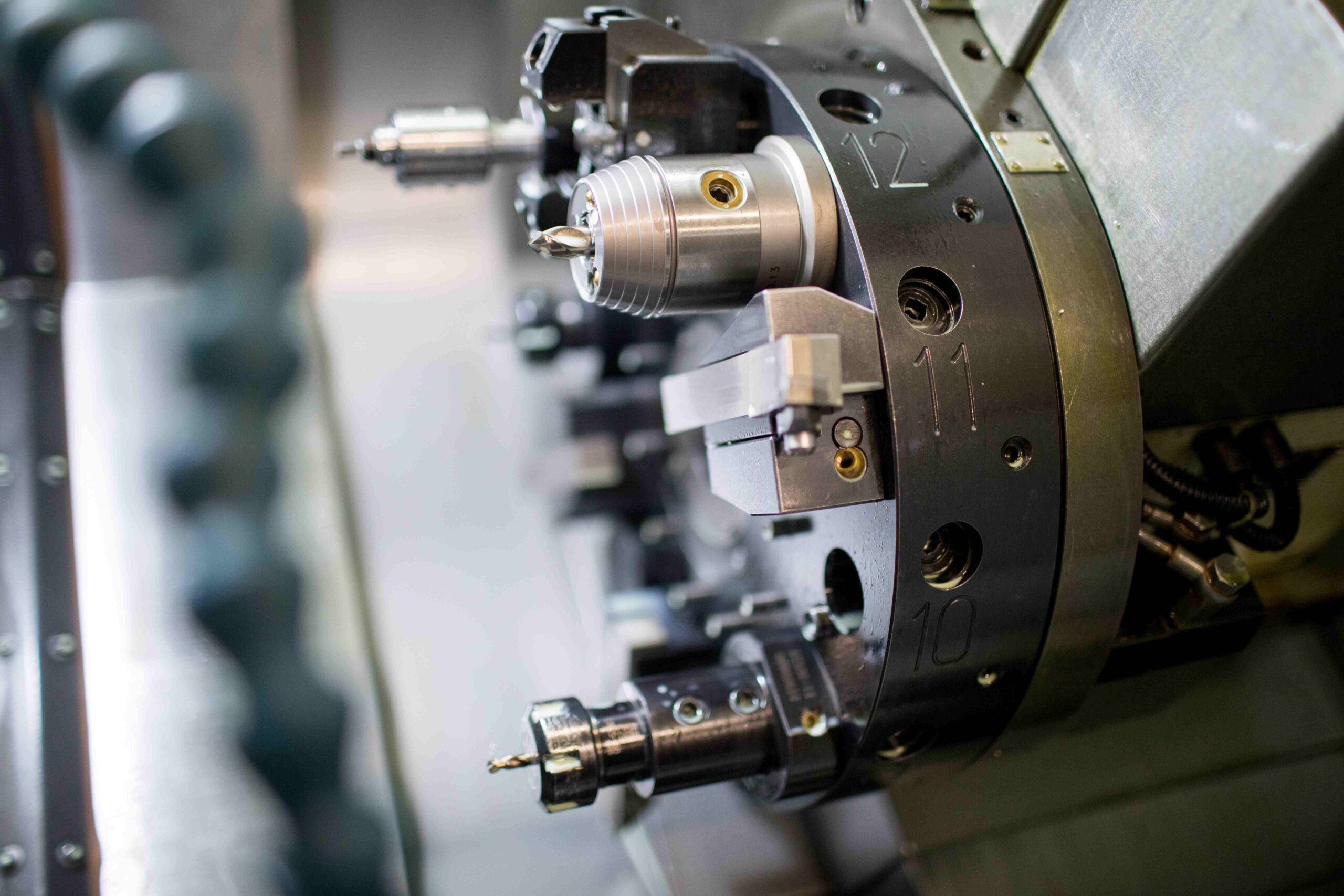 CNC revolverhoved med værktøjer i en produktionsvirksomhed