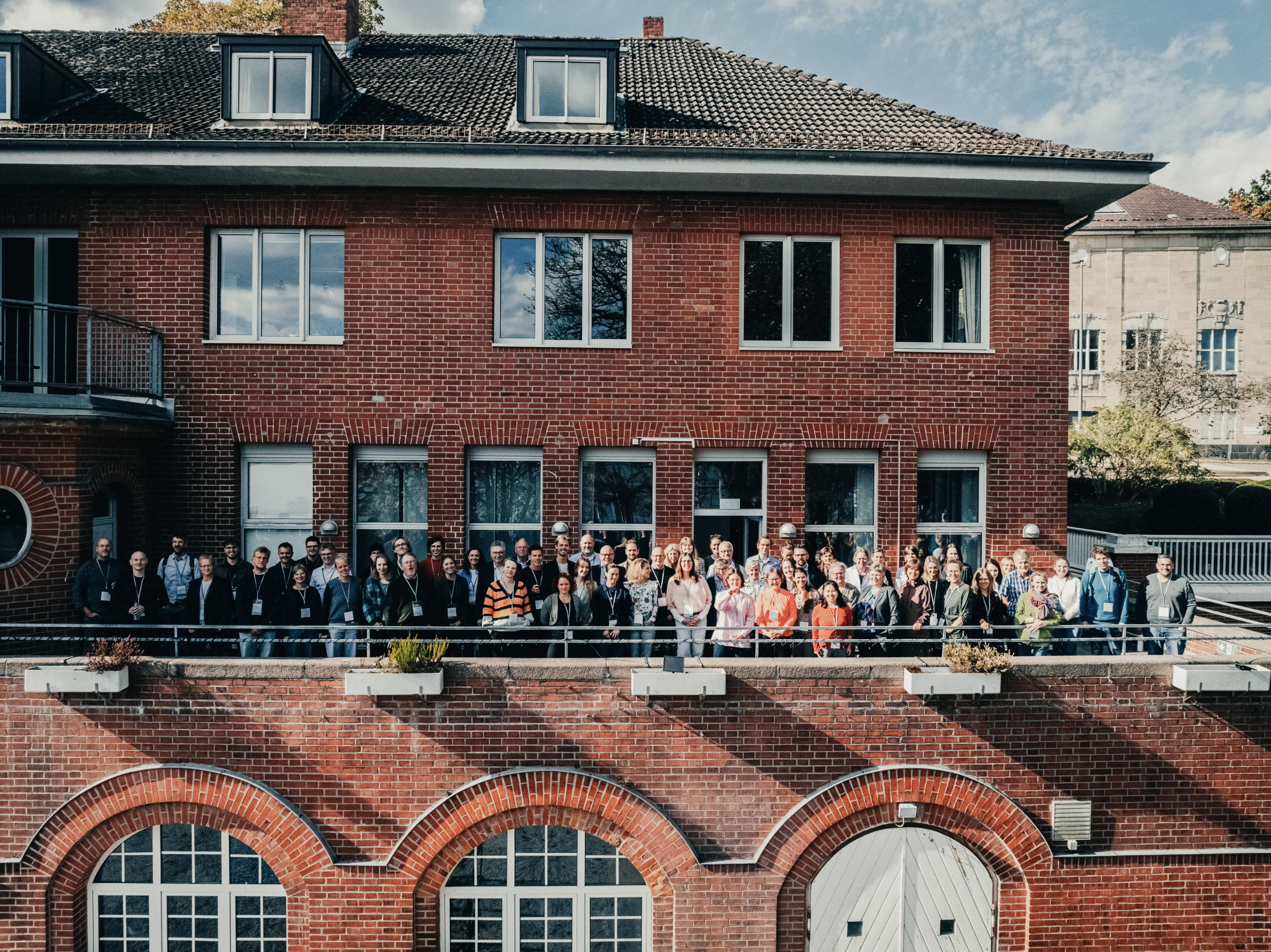Alle deltagerne fra POSEIDONs midtvejskonference, der står samlet på en terrasse