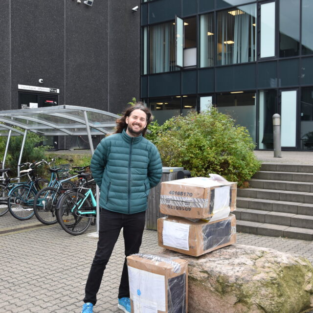 Kasper står ude i lufthavnen med 3 kasser saragasso tang