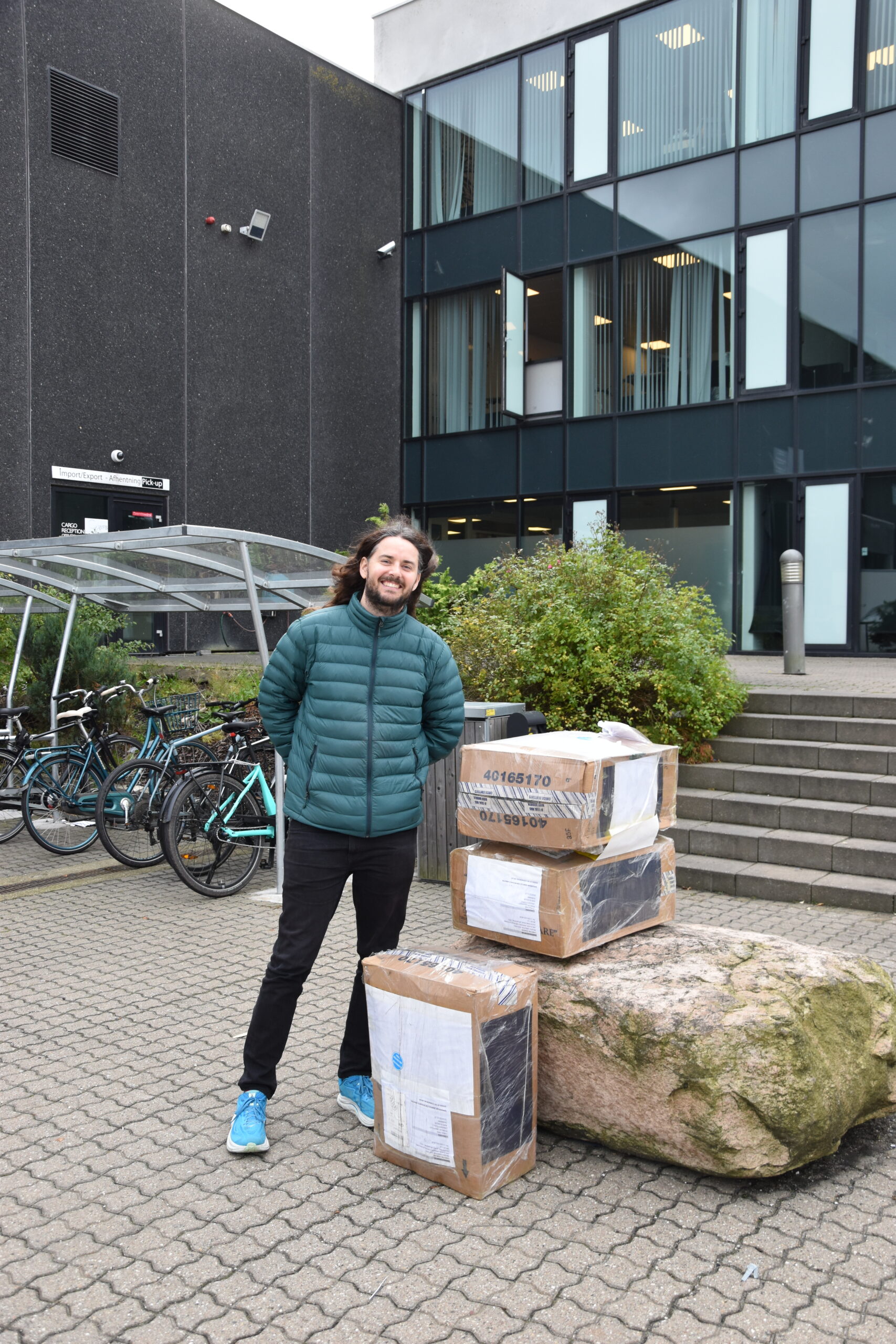 Kasper står ude i lufthavnen med 3 kasser saragasso tang